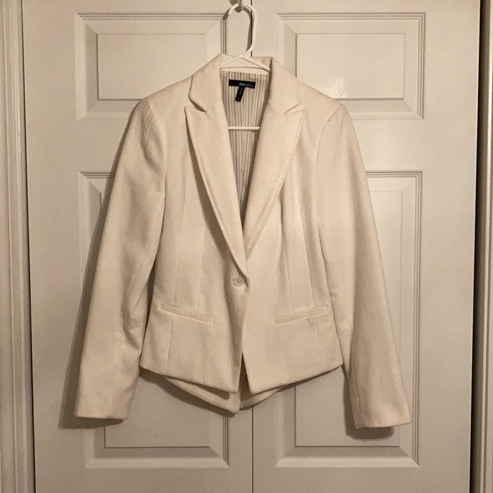 She Said… White Fitted Tuxedo-Like Suit Jacket - Picture 2 of 5